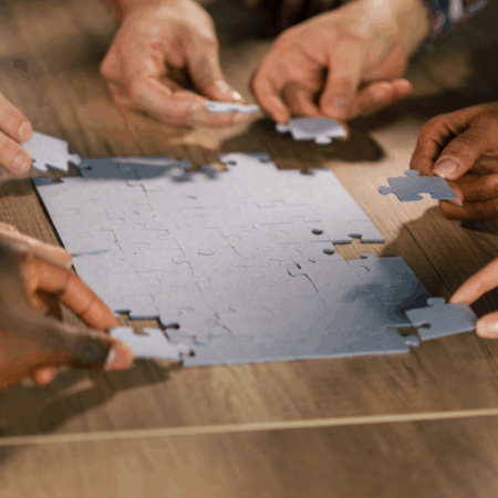 Réalisation d'un puzzle à plusieurs mains pour représenter le travail collectif