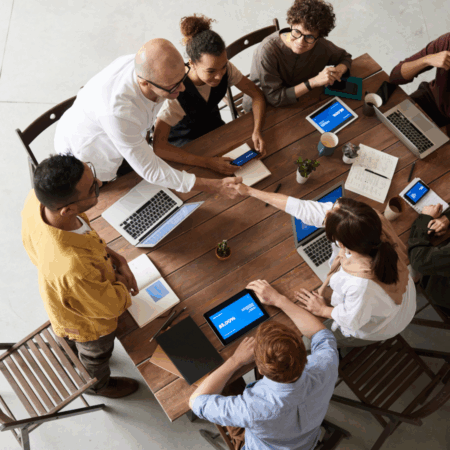 Réunion entre plusieurs collaborateurs, hommes et femmes.