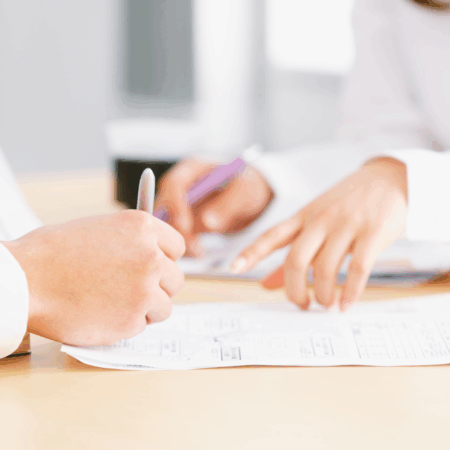 Gros plan sur deux mains et des documents