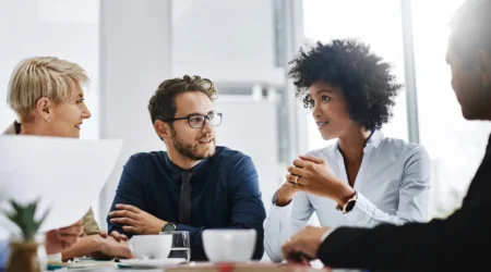 Réunion entre plusieurs collaborateurs, assis autour d'une table.
