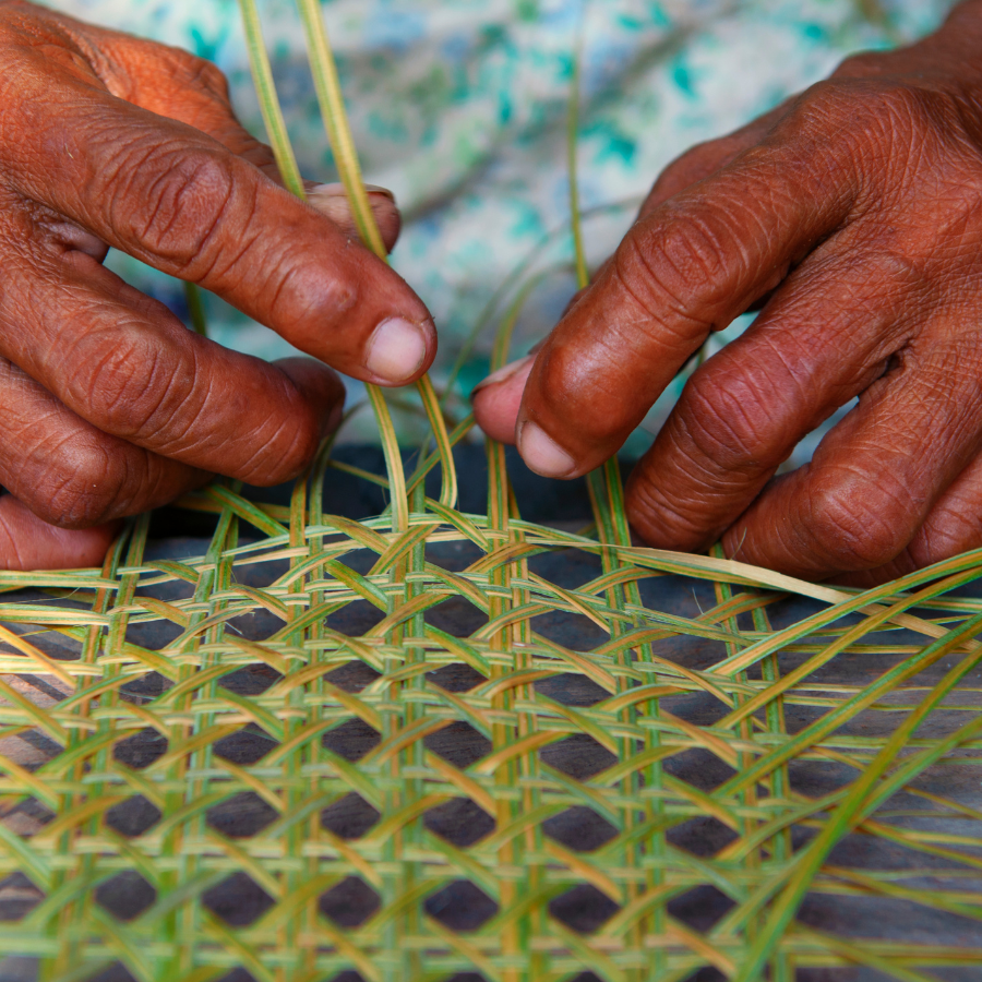 Photo représentant un artisan vannier