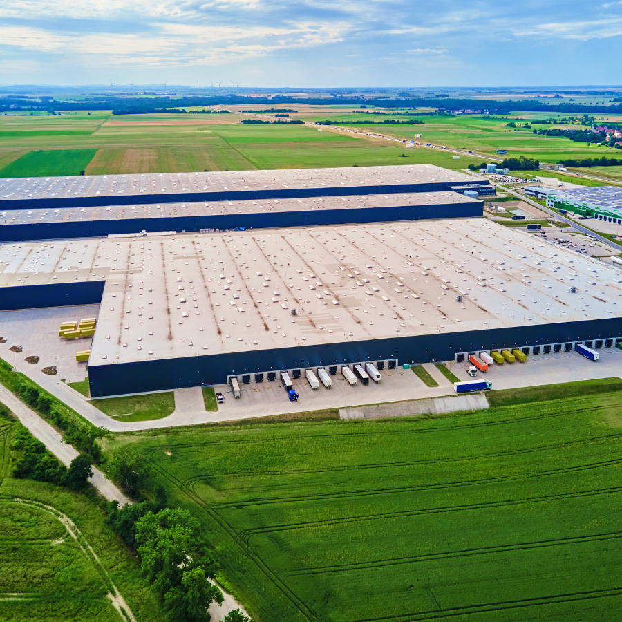 Photo d'une usine ou d'un entrepôt implanté au milieu des champs