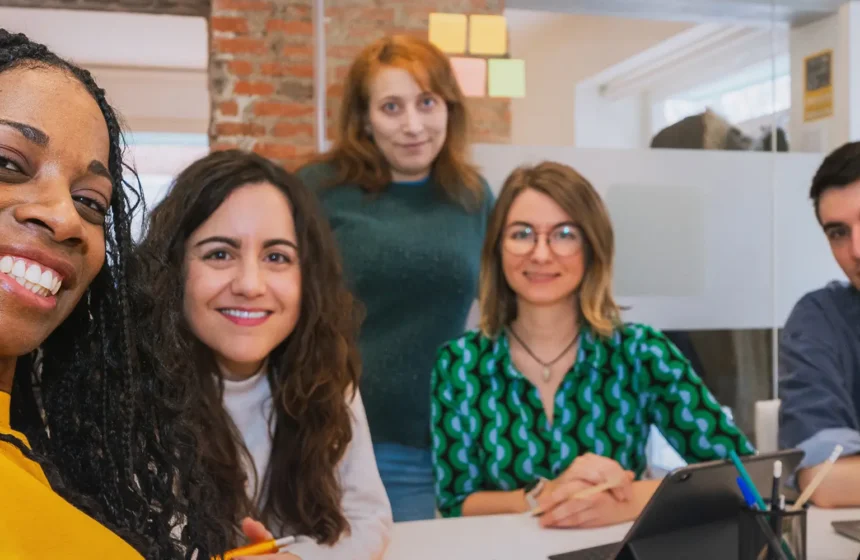 Groupe de collègues souriants