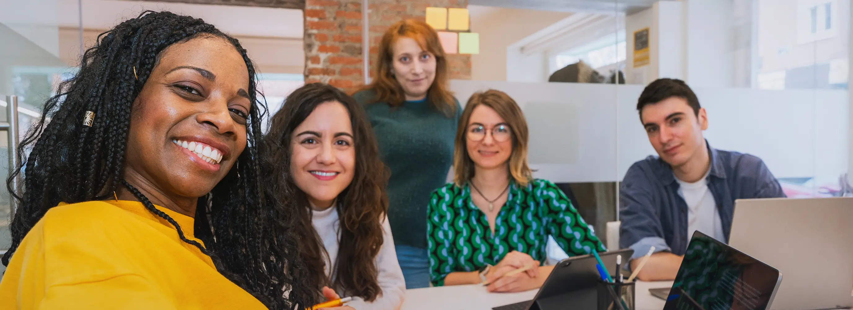 Groupe de collègues souriants