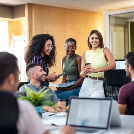 Echanges détendus entre plusieurs collègues au bureau.