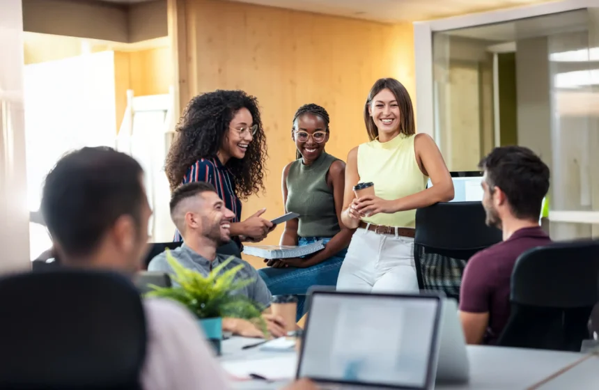 Echanges détendus entre plusieurs collègues au bureau.