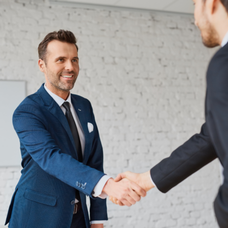 Poignée de mains entre deux hommes d'affaires