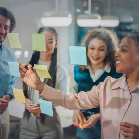 Travail collectif et brainstorming avec partage d'idées sur billets écrits (Post-It)