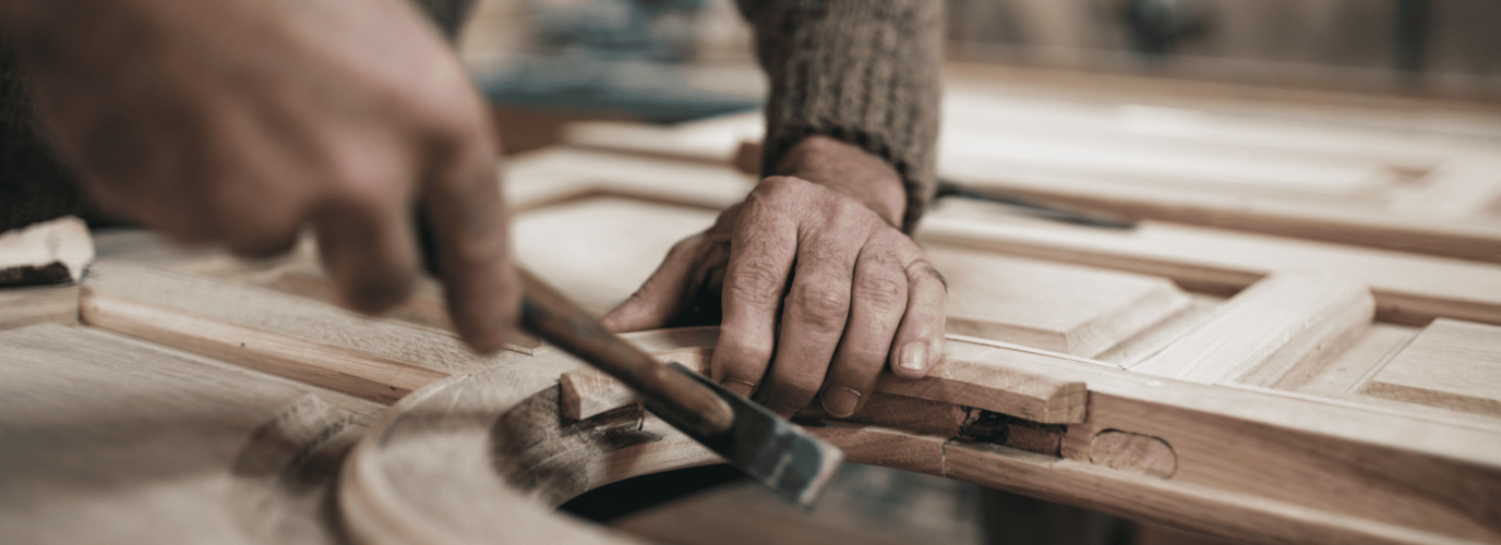 Photo représentant un artisan menuisier