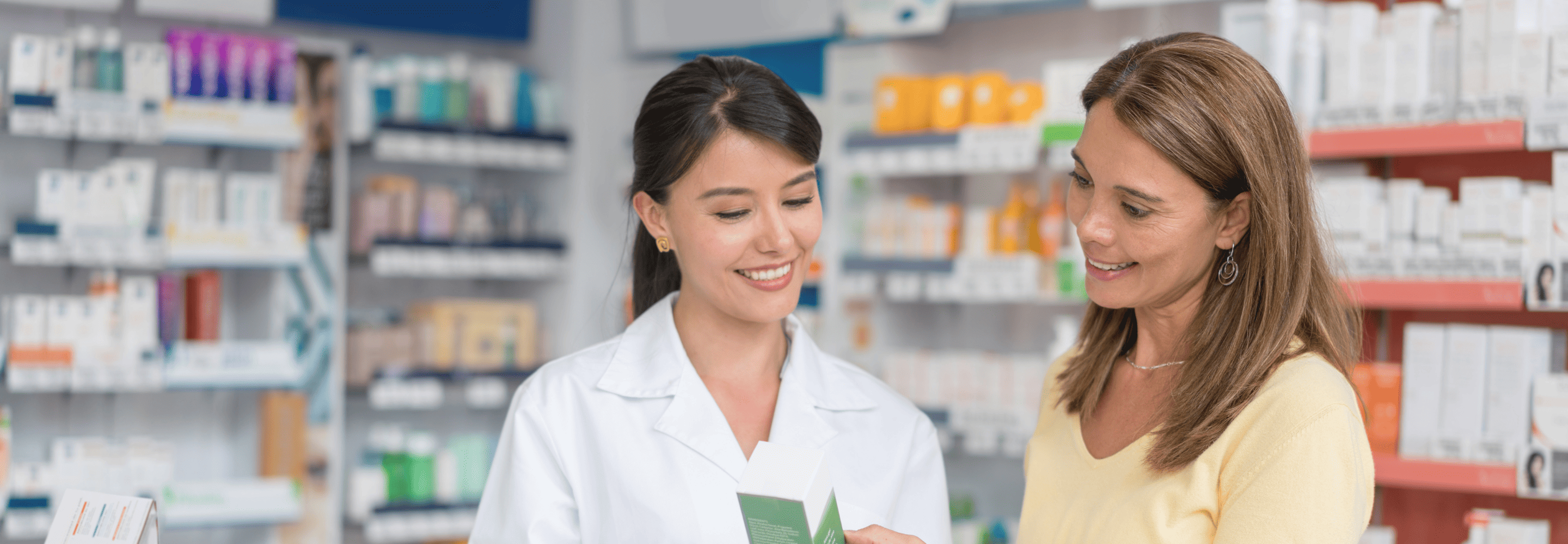 Pharmacienne avec sa cliente