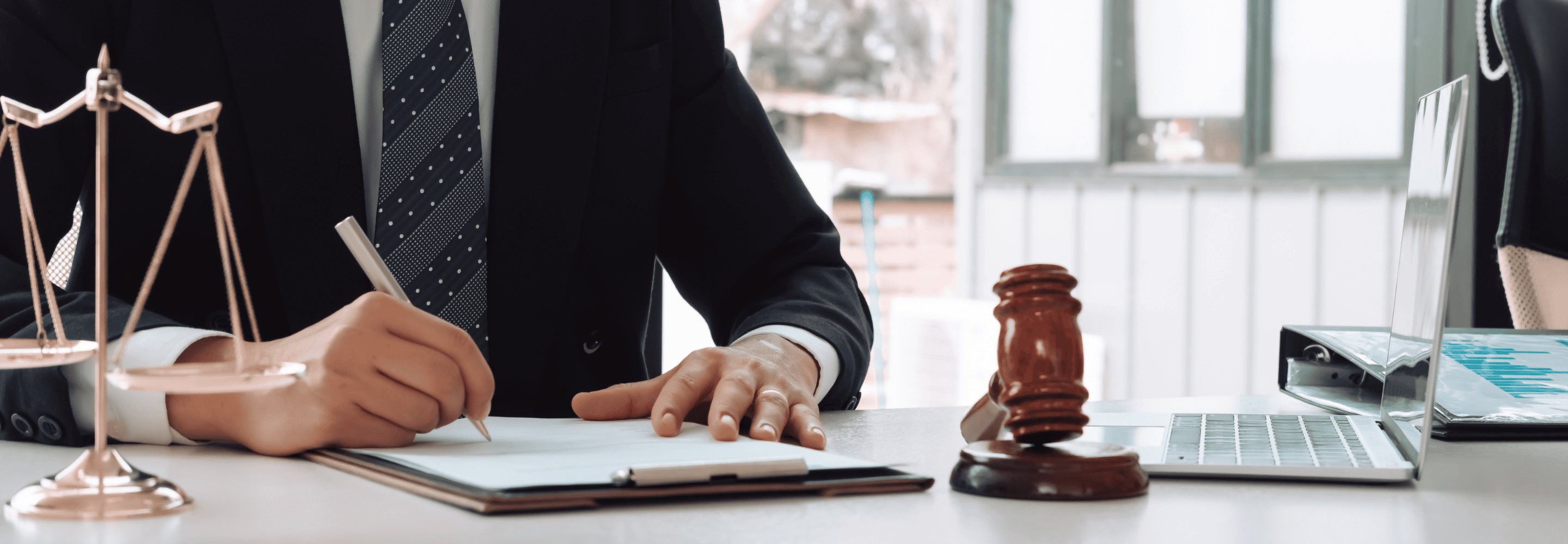 Photo d'un avocat signant un papier