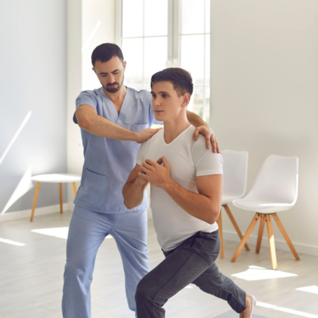 Kinésithérapeute et son client faisant un exercice d'assouplissement