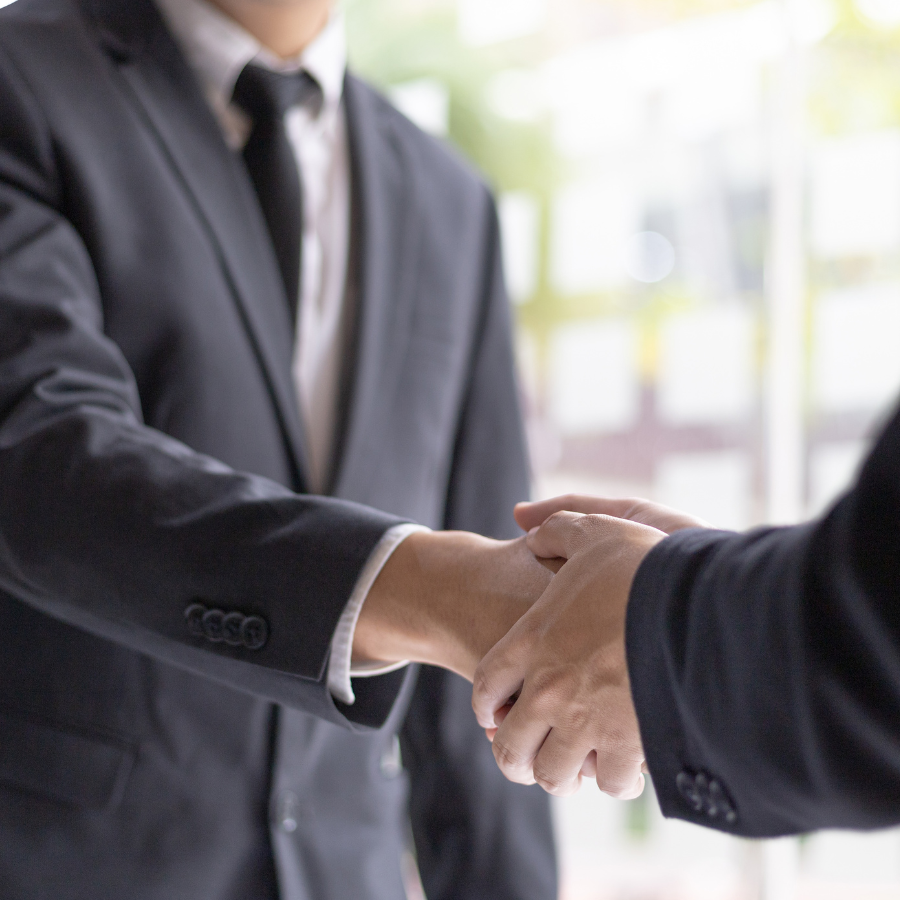 Poignées de main entre deux hommes, synonyme de réussite et de contrat signé